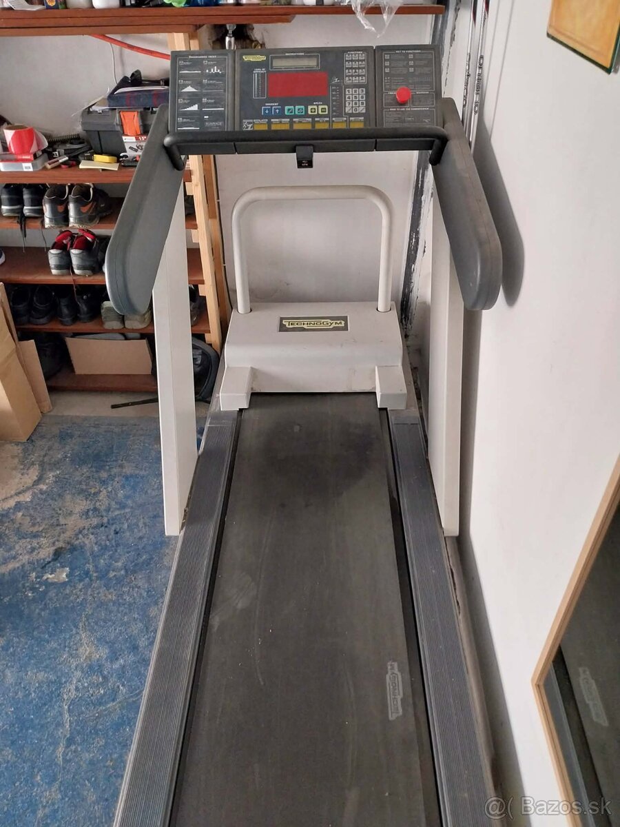Profesionálny bežiaci pás Technogym Runrace - 2
