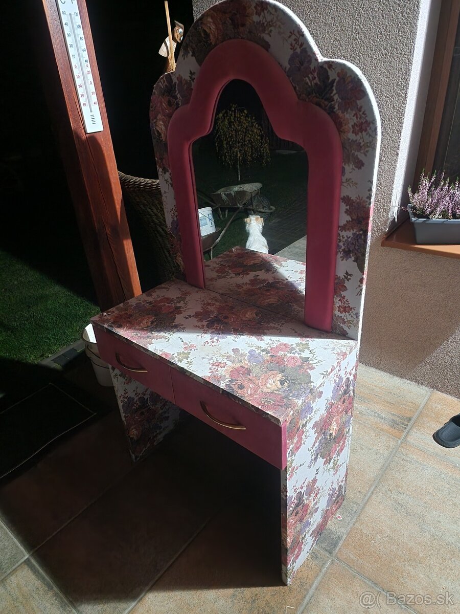 Darujem toaletný stolík - 2