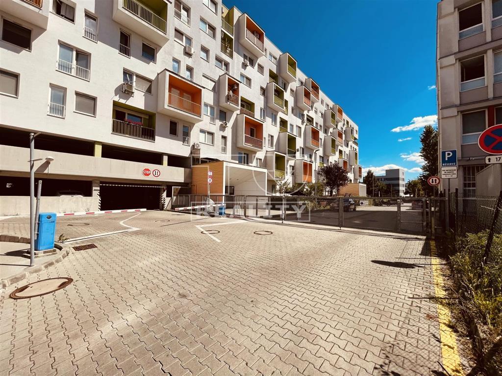 RezervovanéSmart bývanie:kompaktná garsónka v top... - 2