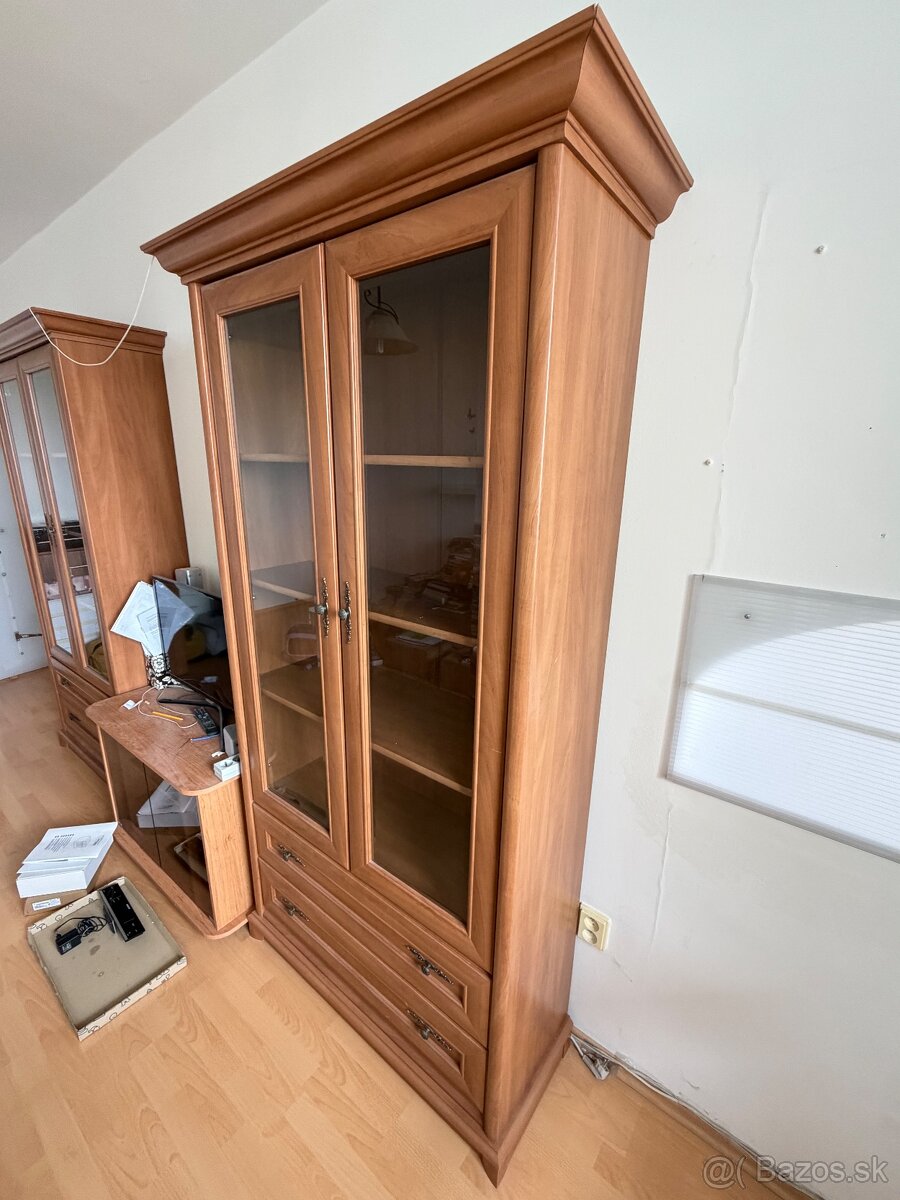 Kvalitná vitrína z dreva - 2