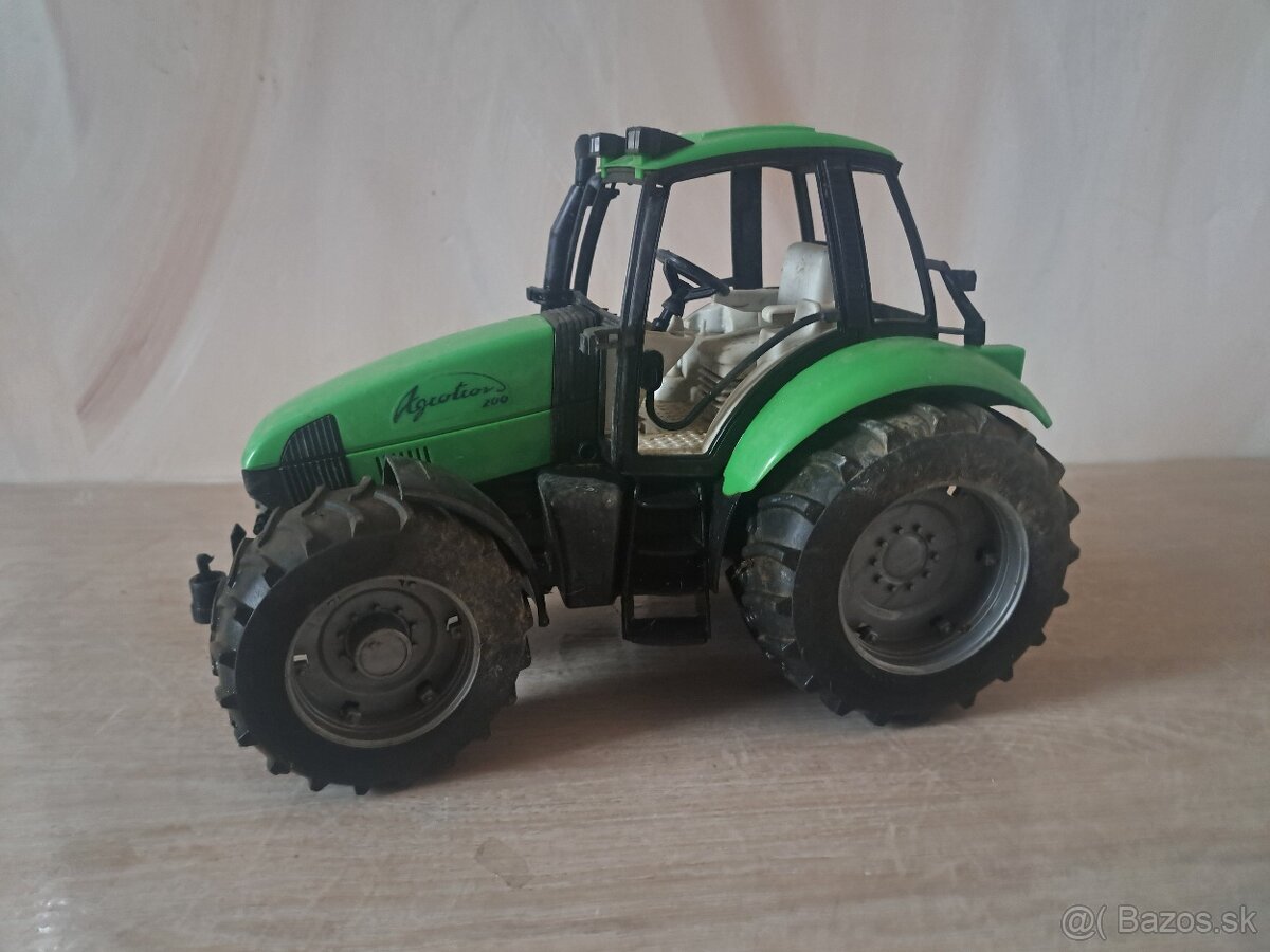 traktor 1:20, zelený, - 2
