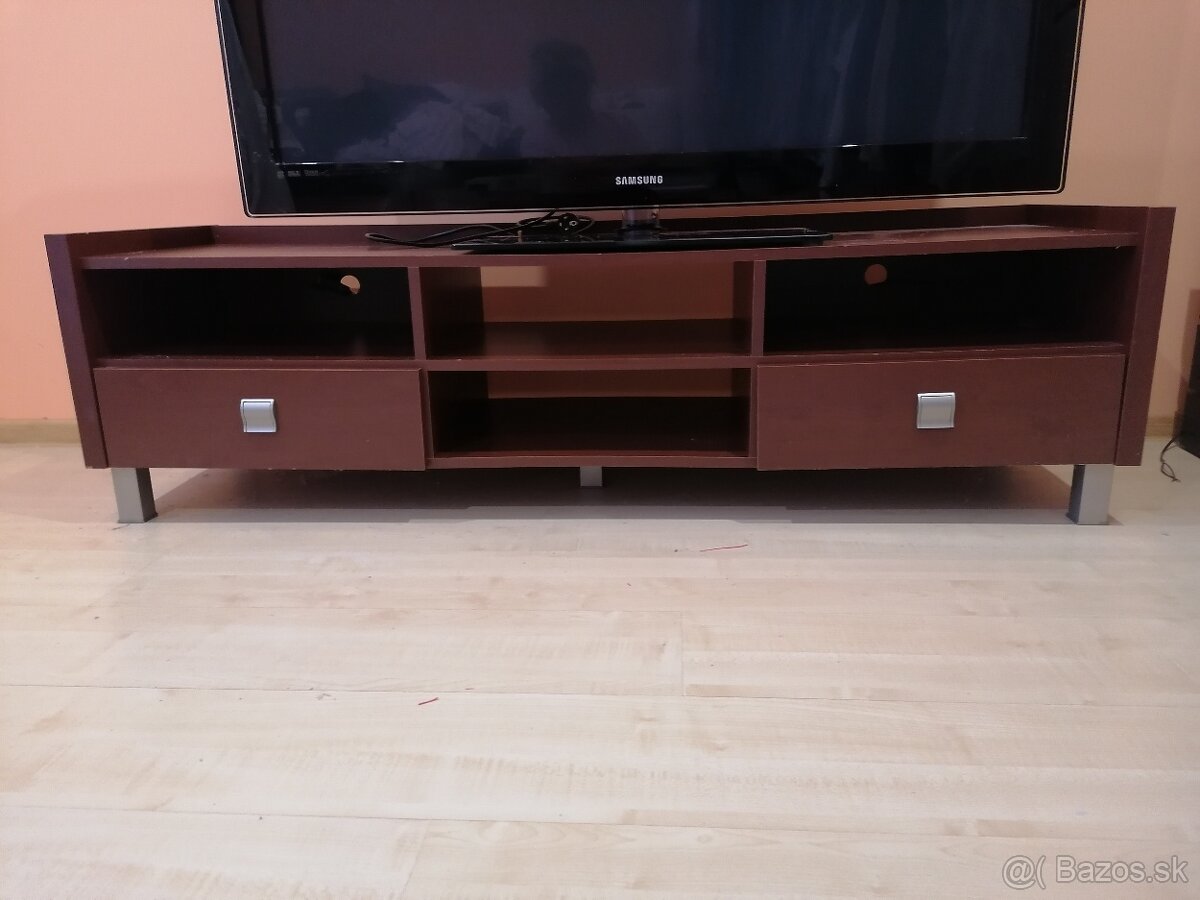 Komoda pod televízor. - 2