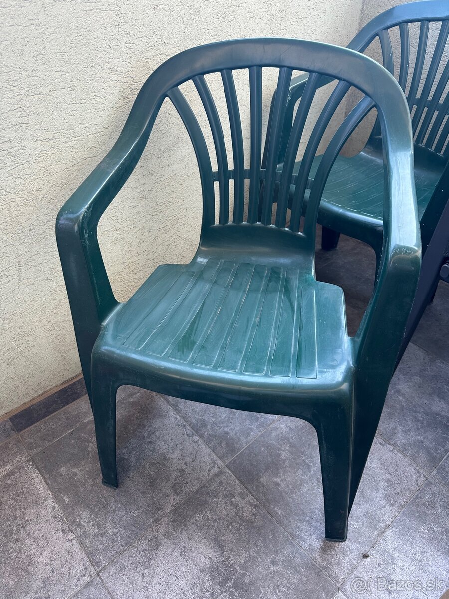 Stolička s vysokým operadlom zelená - 15€ - 2