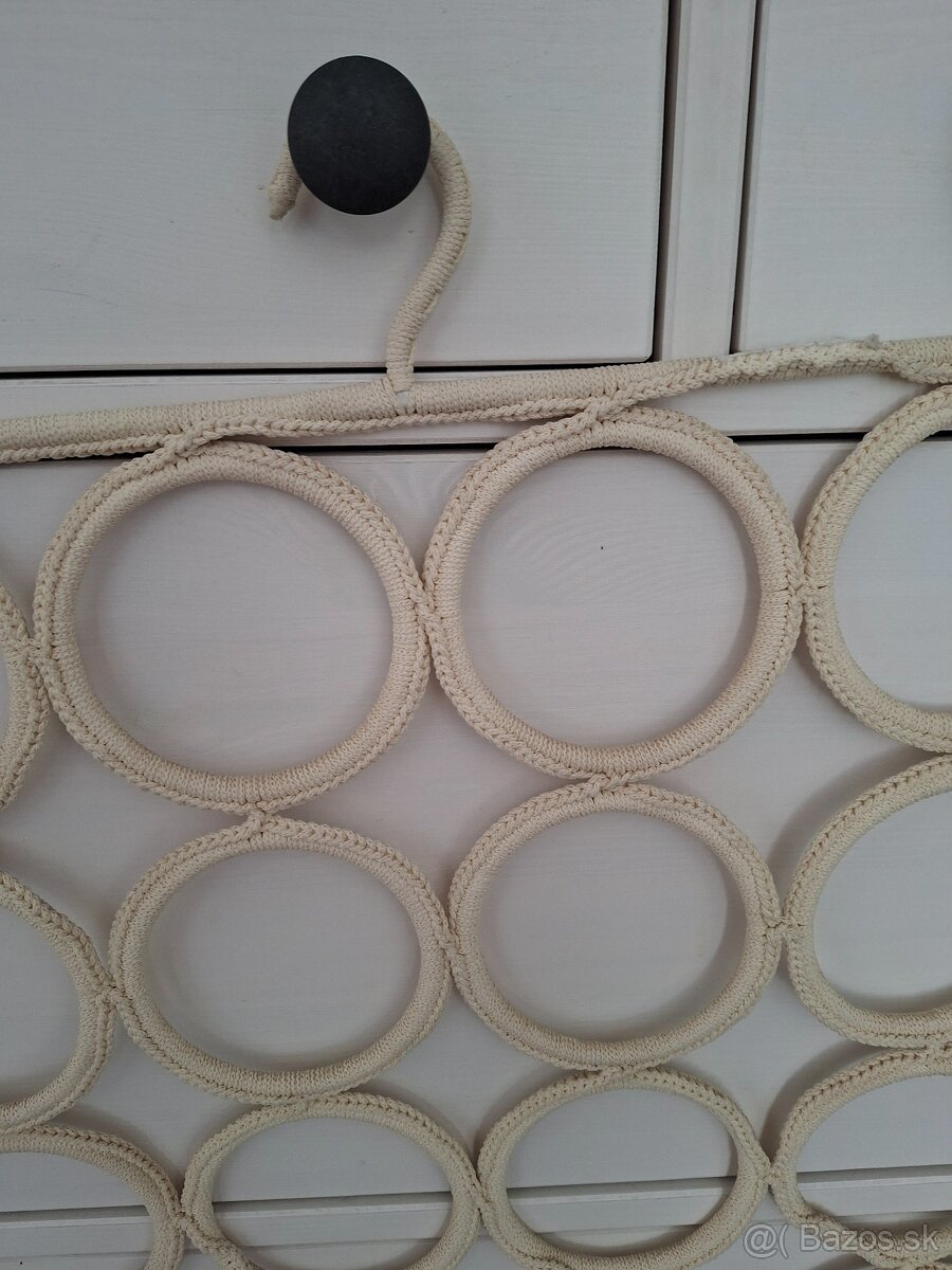 Kremovy vesiak ikea - 2