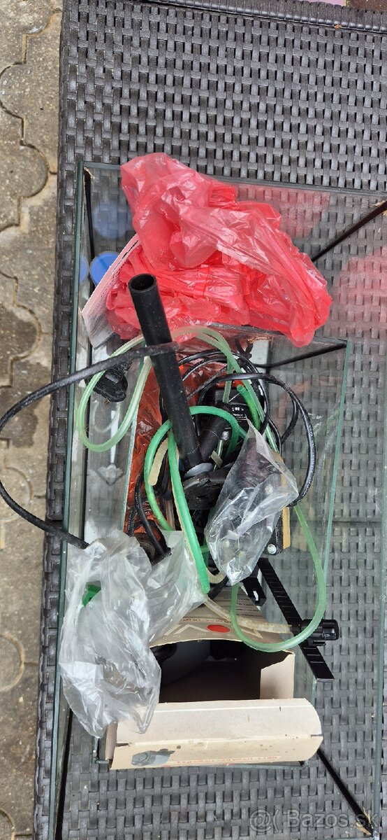 Akvárium a doplnky. - 2