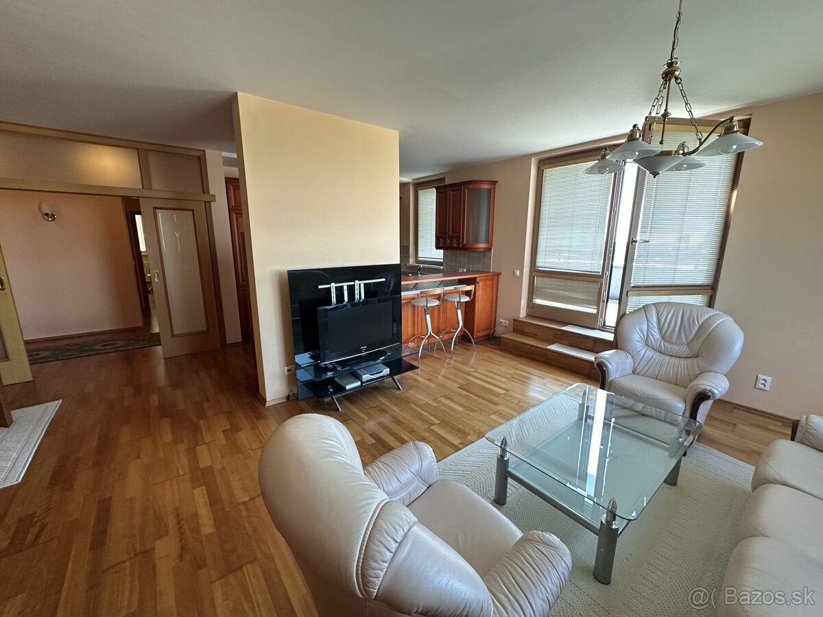 Čarovný panoramatický výhľad na Bratislavu z 21. poschodia - 2