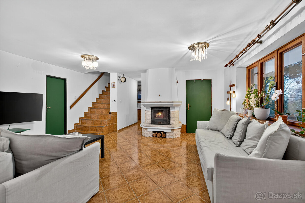 Na predaj - Priestranný 5-izbový rodinný dom s krytým bazén - 2