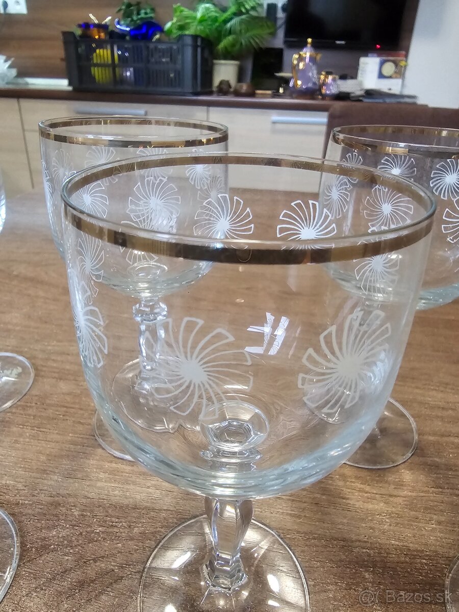 Vínové poháre s ornamentom. - 2