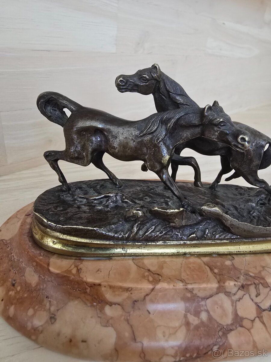 Bronzová socha kone - 2
