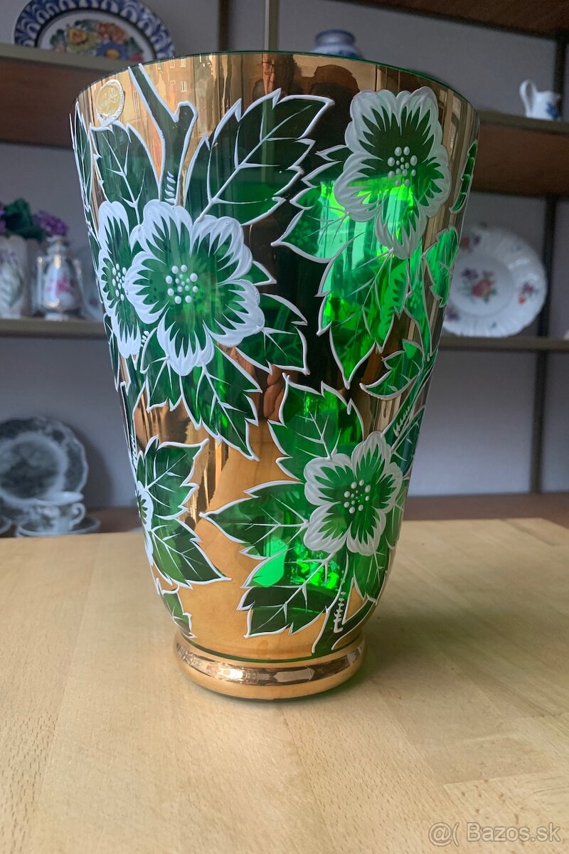 Váza so zlatením a ručne zdobenými kvetmi. - 2
