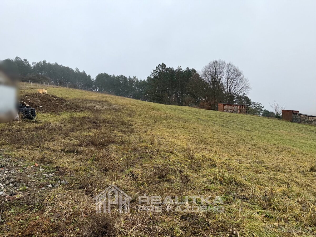 Priestranný pozemok s krásnym výhľadom v Lietavskej Svinnej- - 2