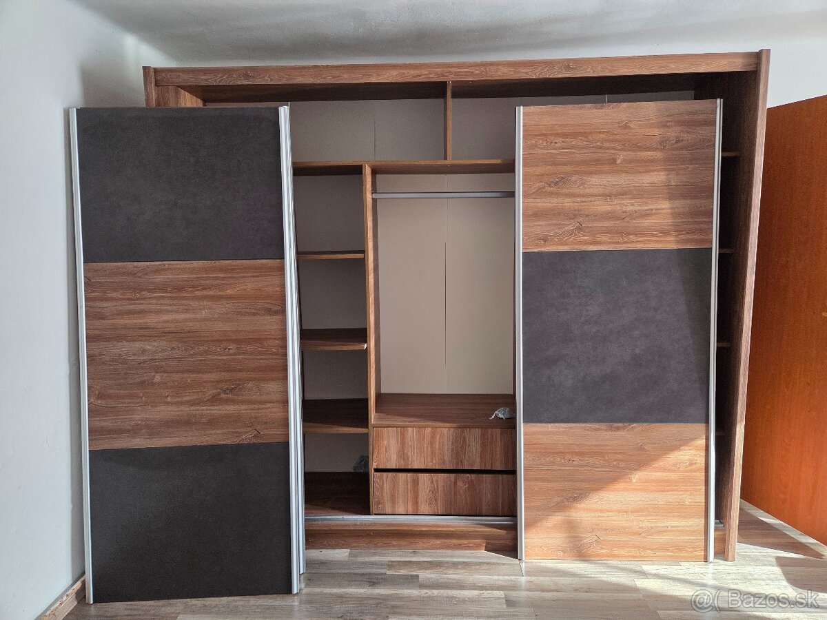 Šatnikova skriňa - 2