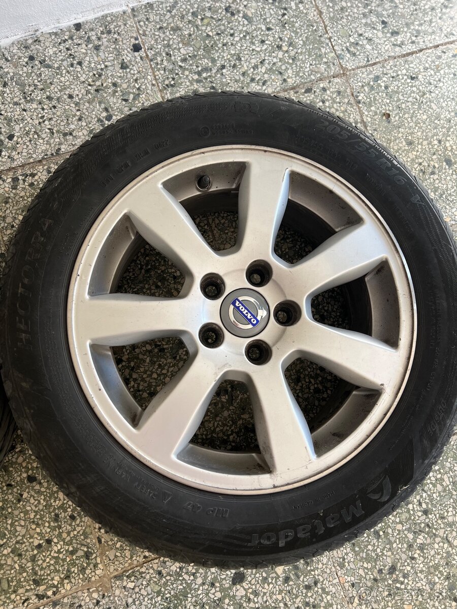 Volvo elektrony s pneumatikami 4 letné - 2