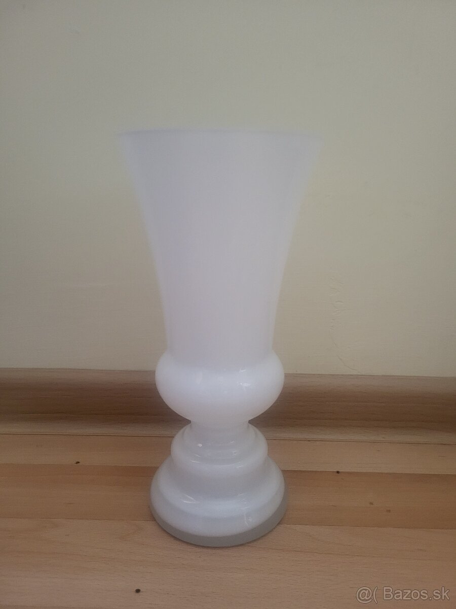 Biele vázičky a popolník - 2