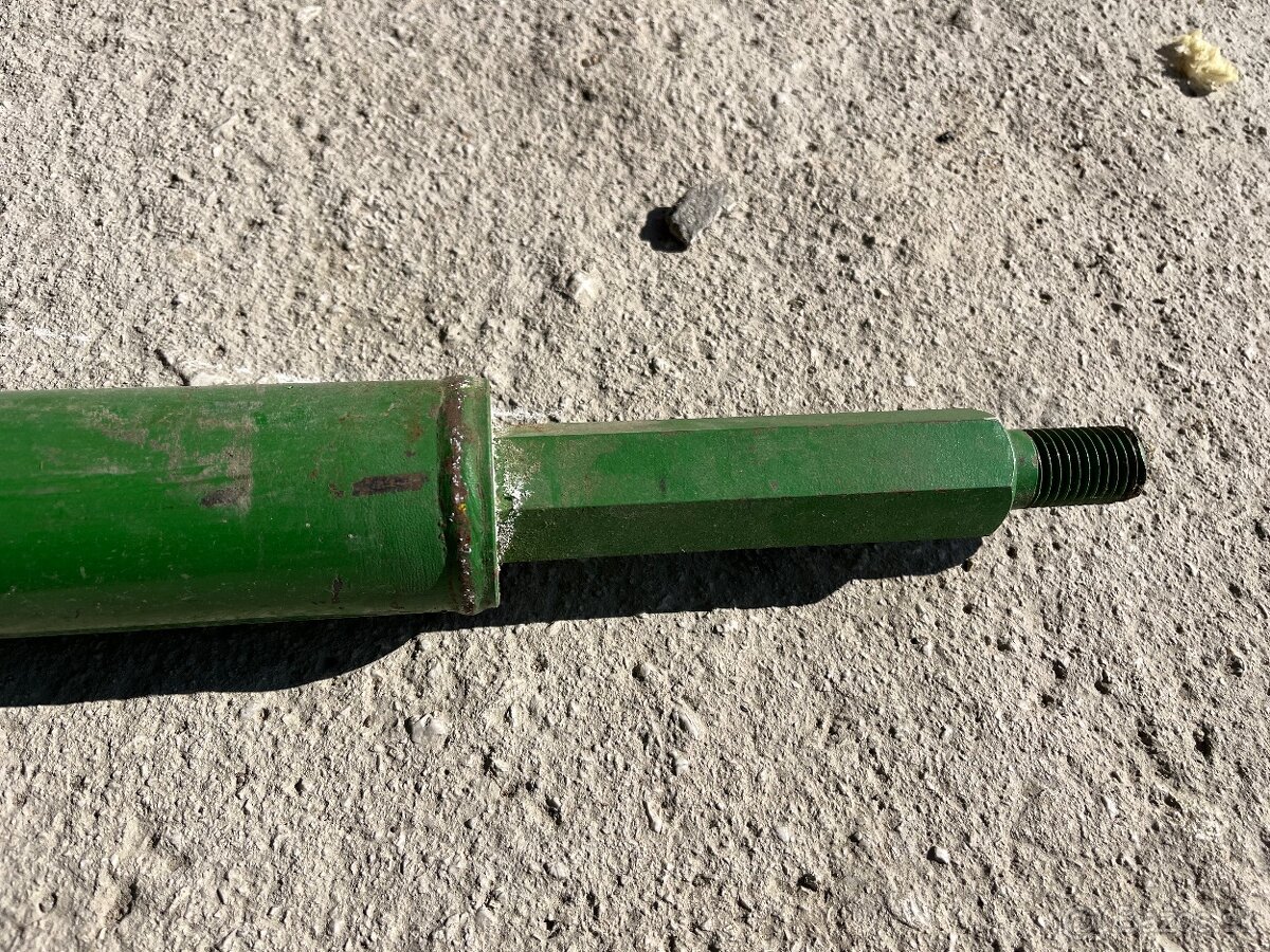 AXE10828 hnacia hriadeľ lišta John Deere R - 2