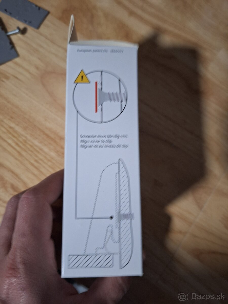 Úchyt na soklové lišty Egger CLIPSTAR kovový - 2