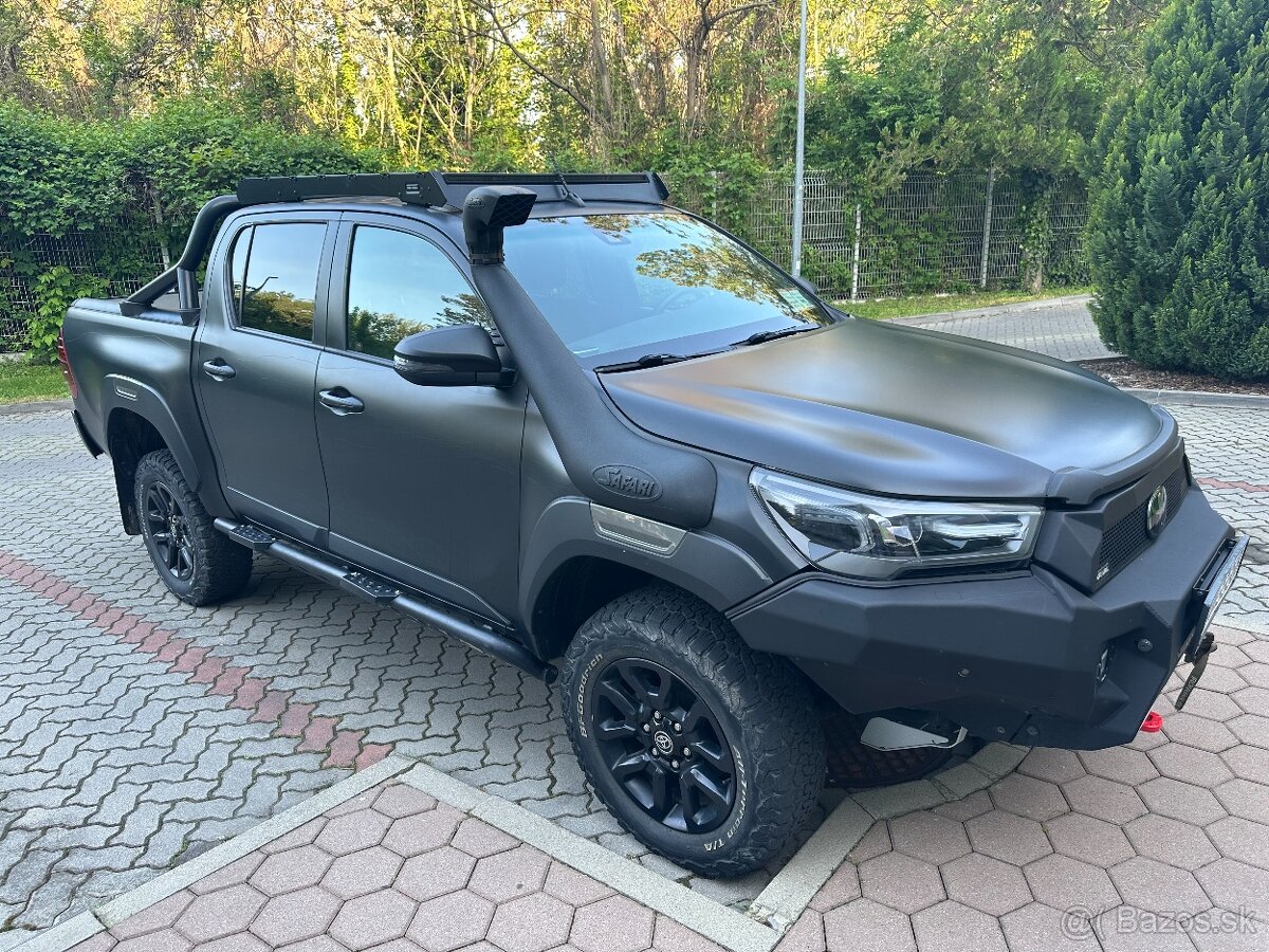 TOYOTA HILUX