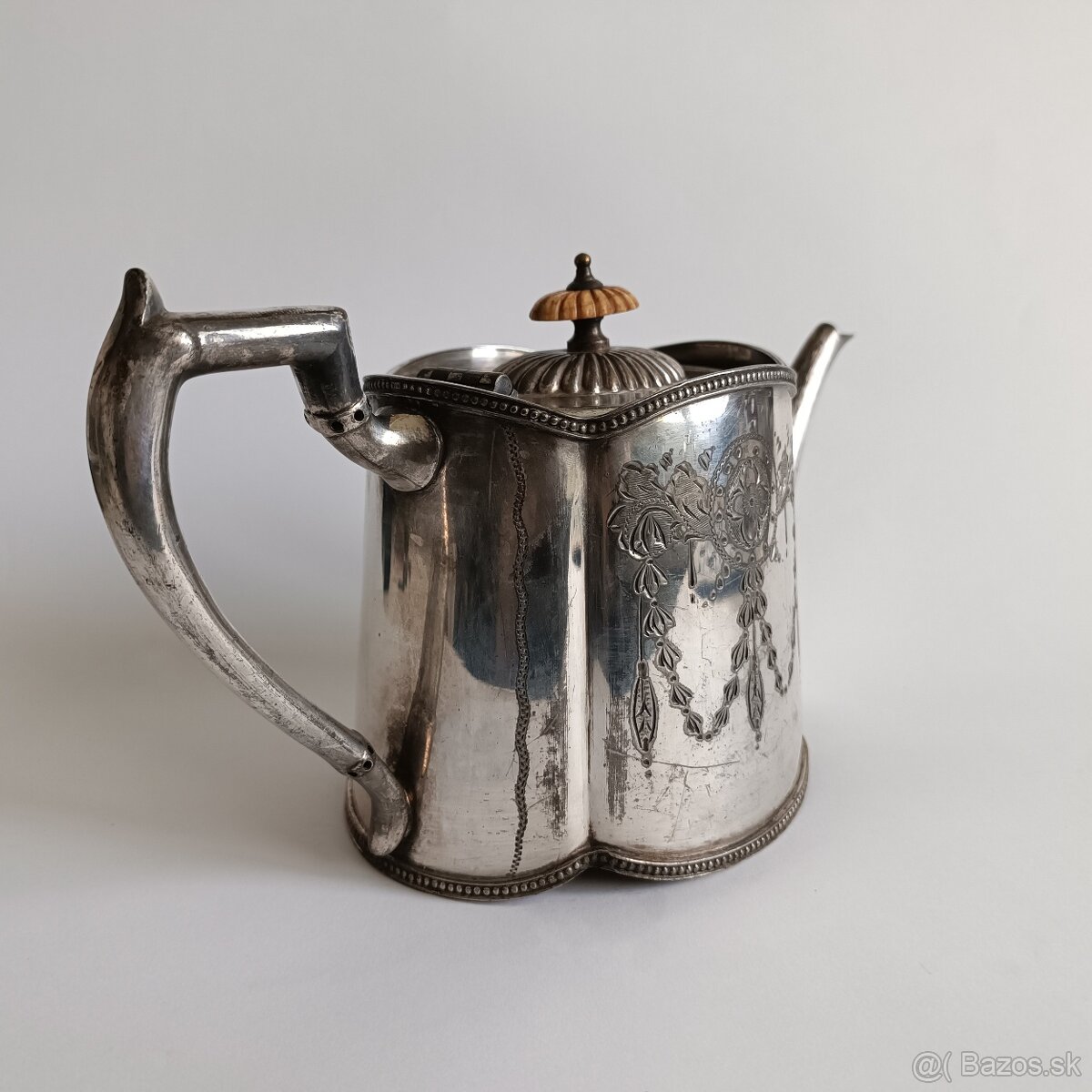 Starožitný zdobený postriebrený čajník - 2