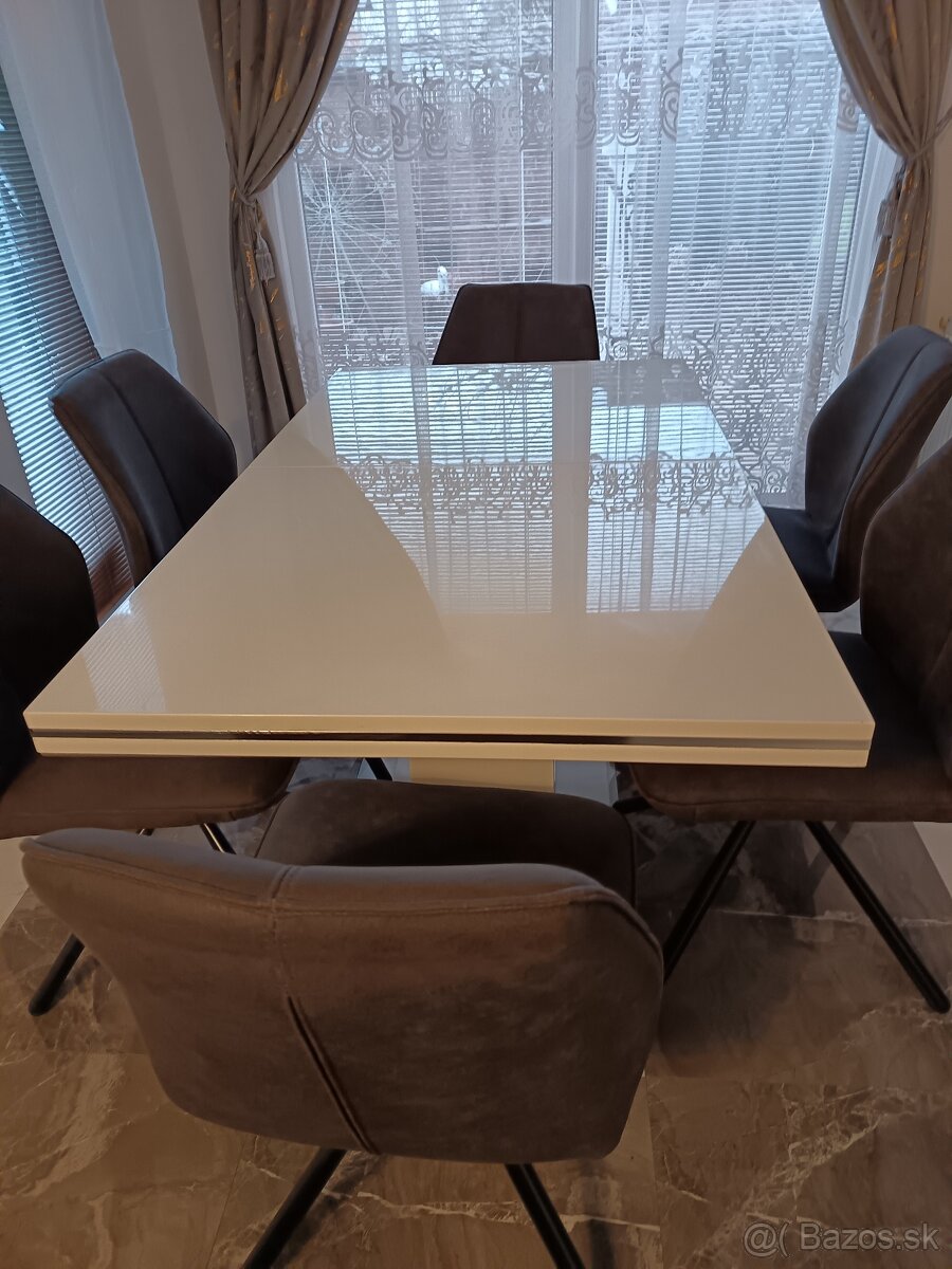 Stôl a stoličky - 2