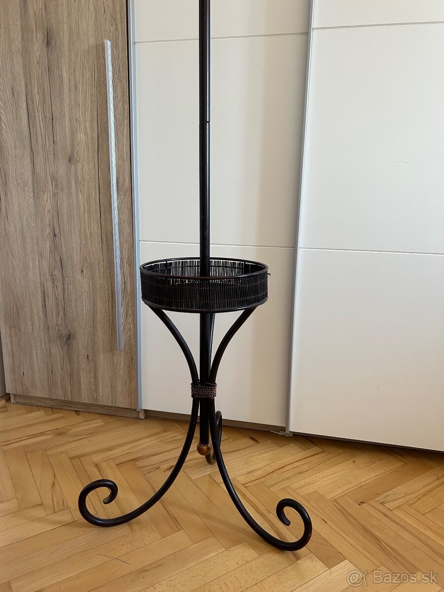 Kovový stojanový vešiak - 2