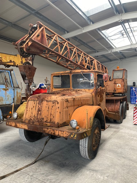 Tatra 111 jeřáb - 2