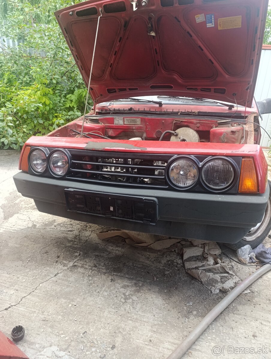 Lada Samara,maska 4 svetlá. - 2