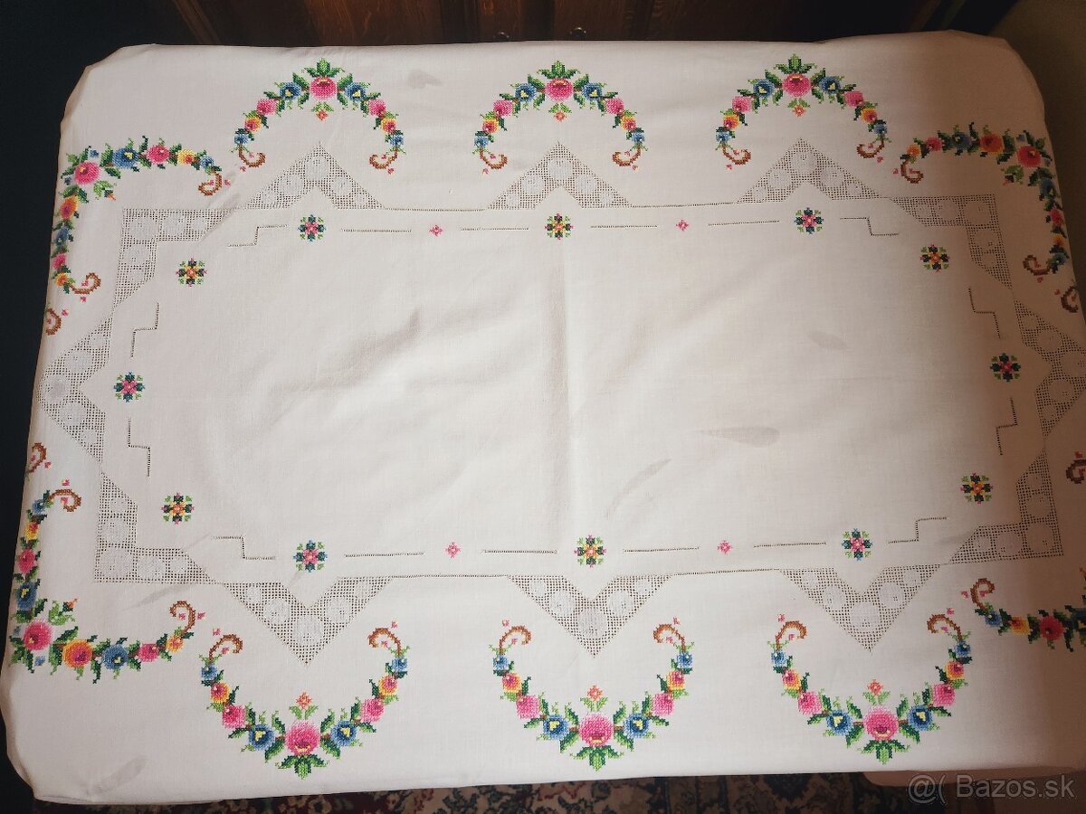 Krásny maslový obrus zdobený farebnou výšivkou kvietkov a až - 2