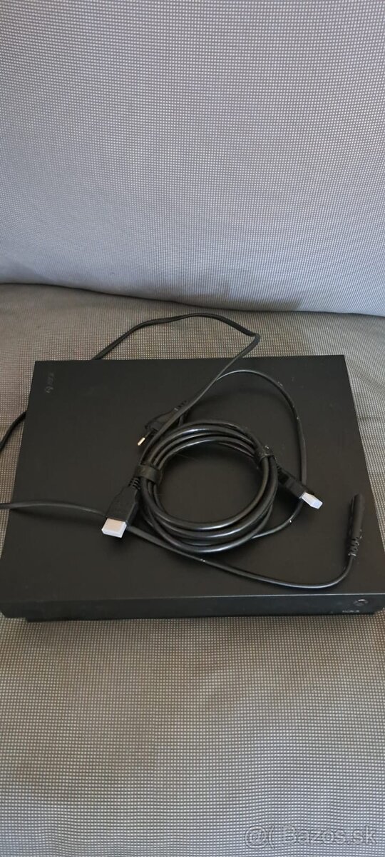 Microsoft Xbox One X 1TB - 2