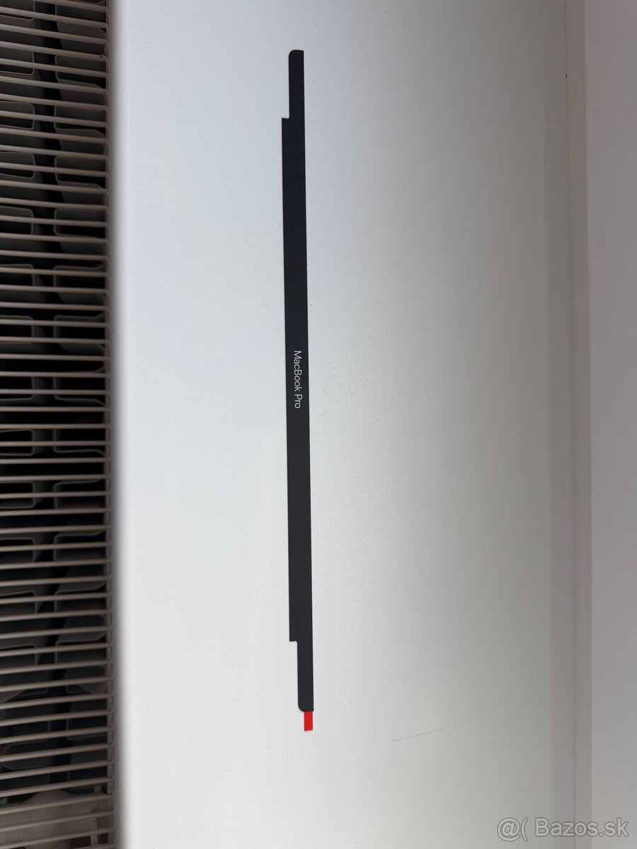 Spodný lištový sklo s nápisom MacBook Pro - 2