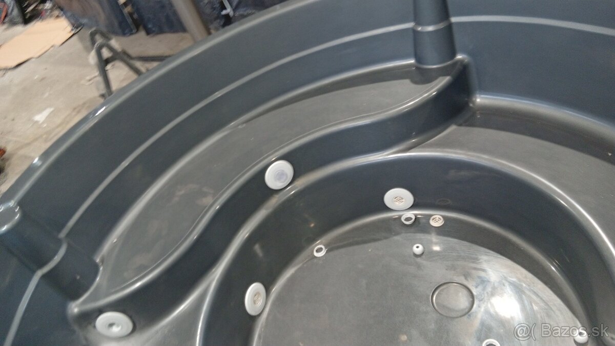 Malý bazén. Vířivka.nebo koupací sud - 2