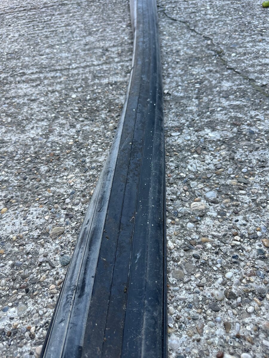 Predám spodné tesniace gumy na Hörmann brány - 2