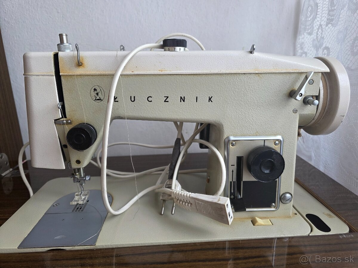 El.šijaci stroj so skrinkou Lucznik - 2