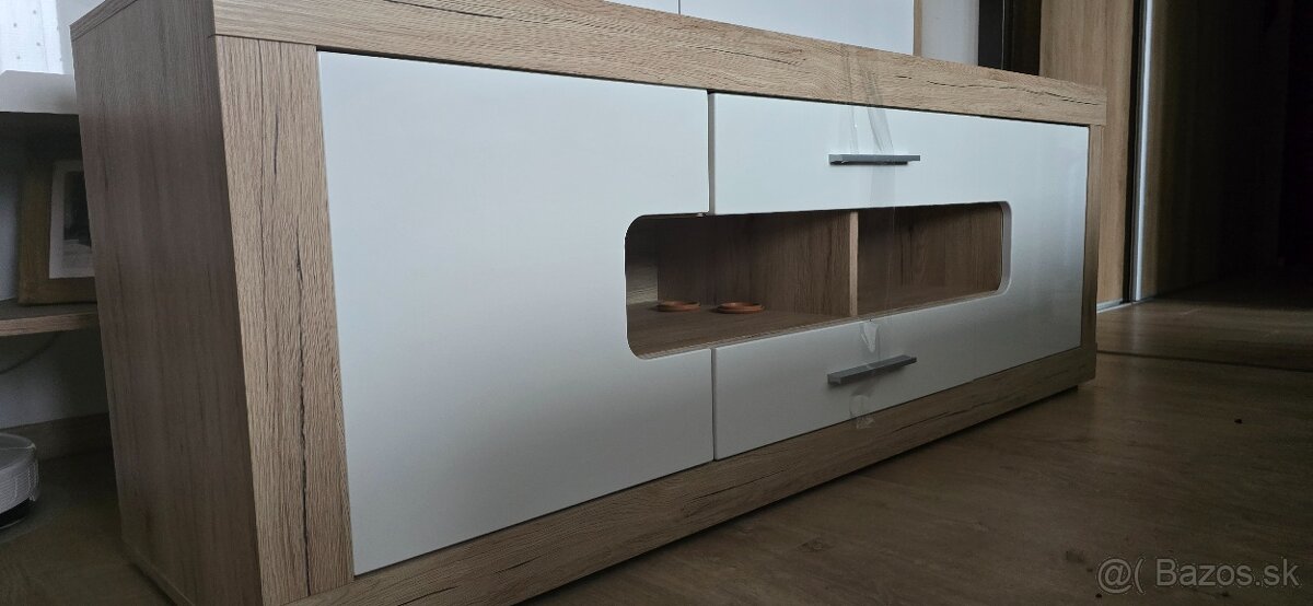 Skrinka pod TV - 2