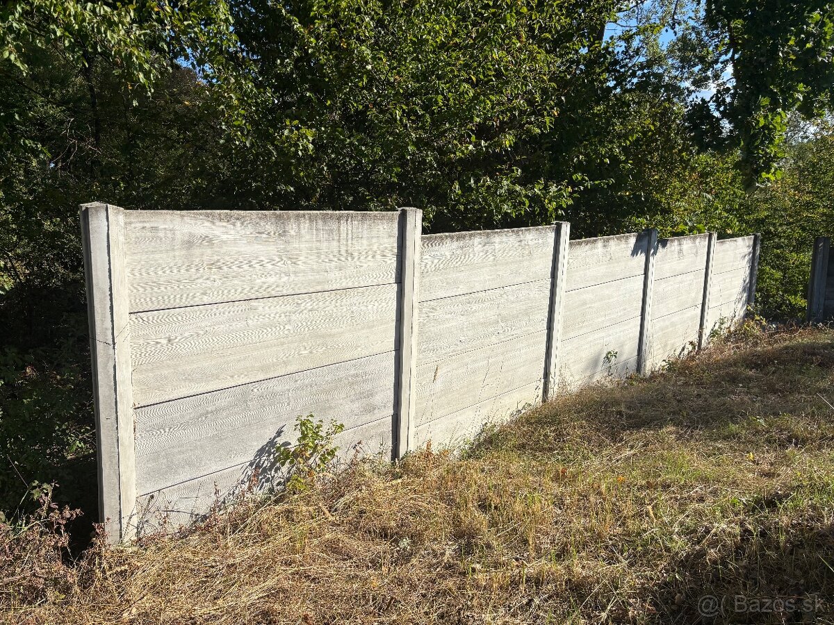 Betónový plot - 22m dlhý, 2m vysoký - 2