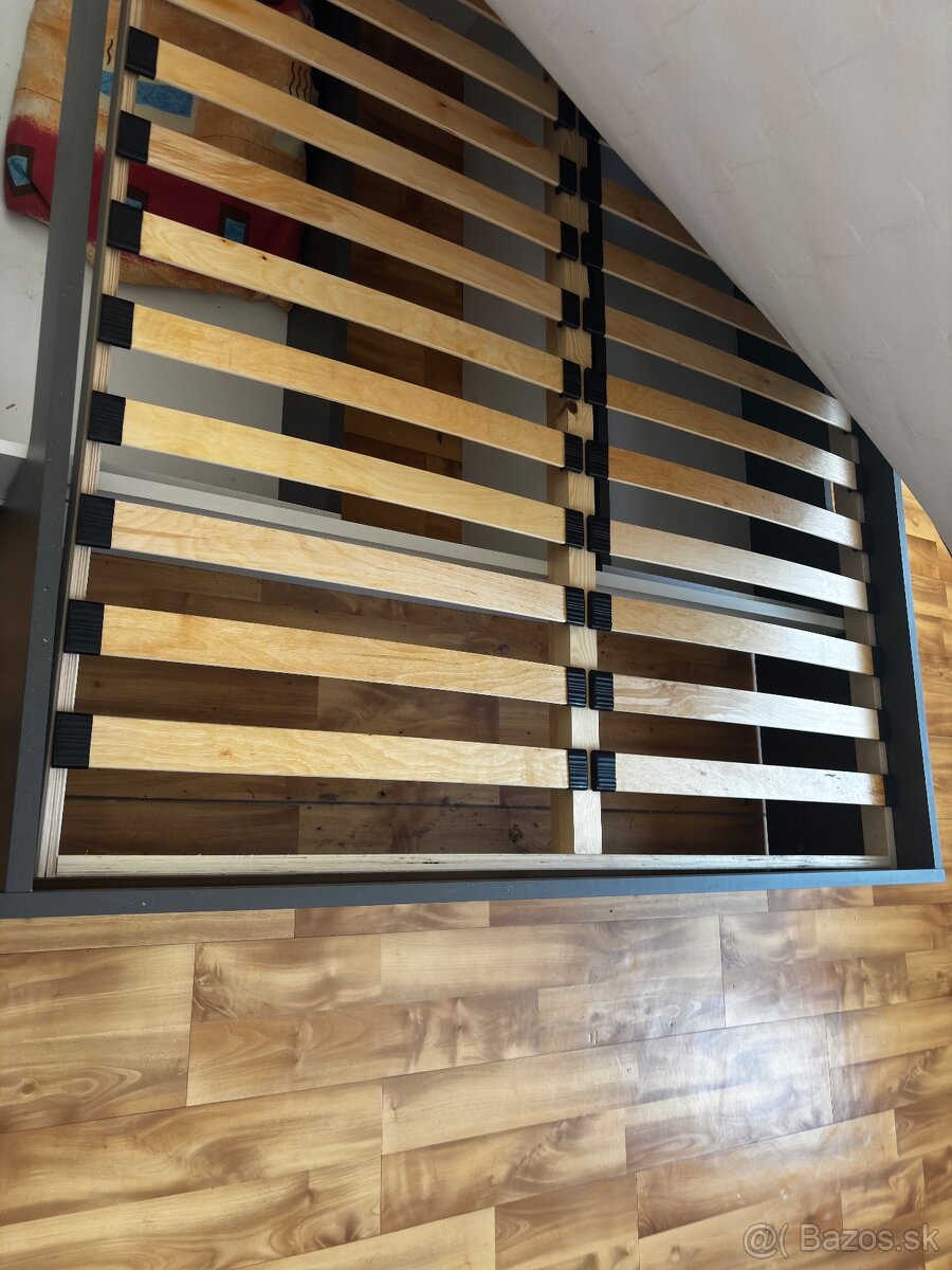 Posteľ s roštom a matracom - 2