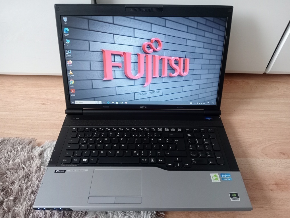17" Fujitsu Lifebook / Intel core i5 / 256gb ssd / 8gb ram- - 2