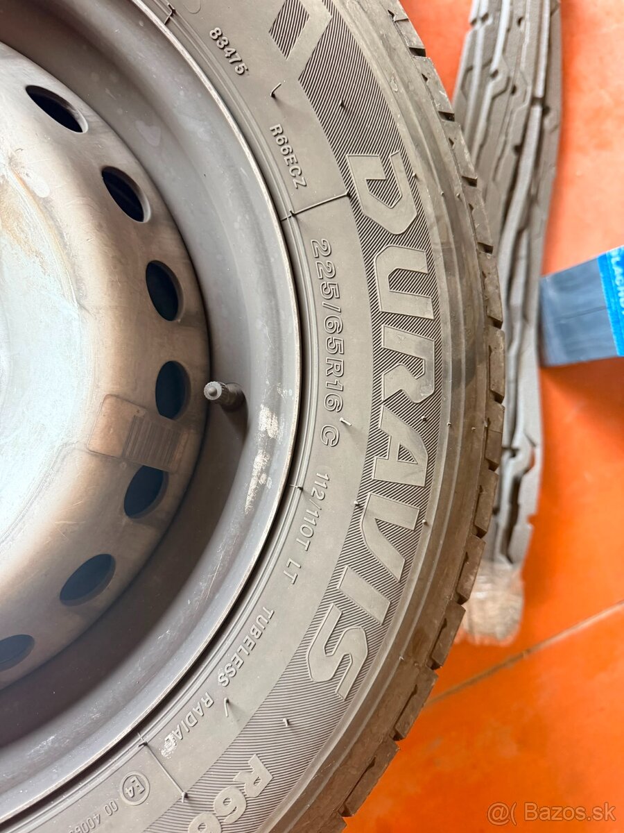 Predám letné pneumatiky 225/65 R16 C na diskoch - 2