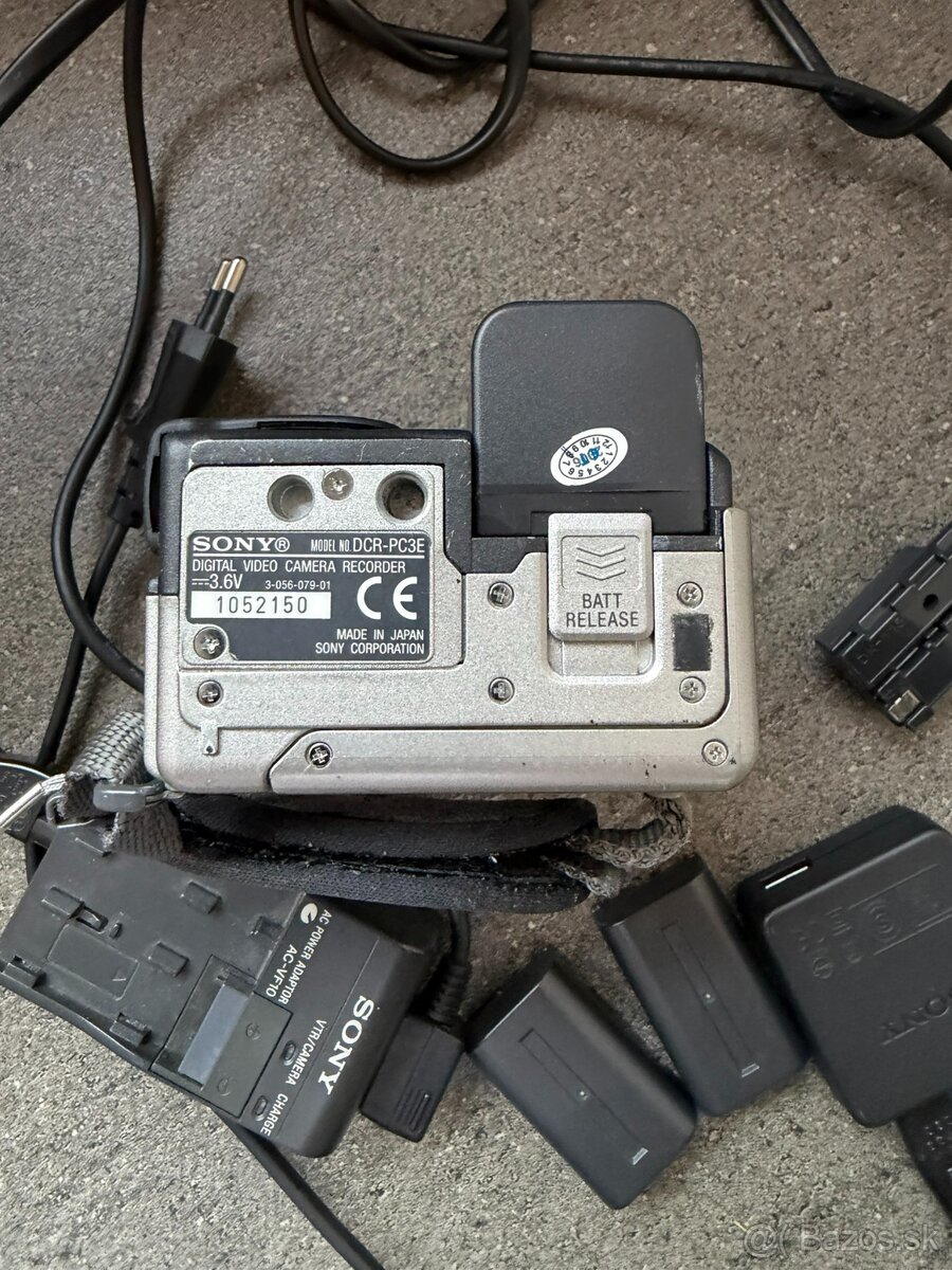 Sony Handycam DCR PC3E - 2