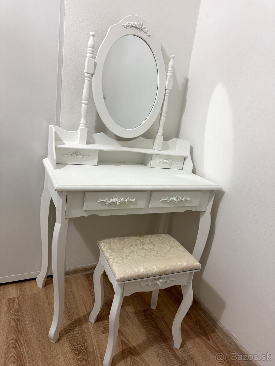 Kozmetický stolík - 2