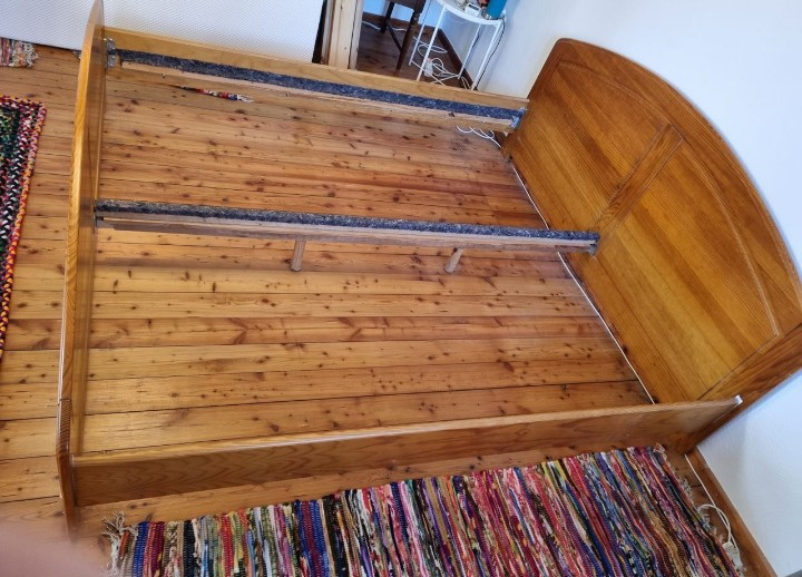 Posteľ z masívu - 2