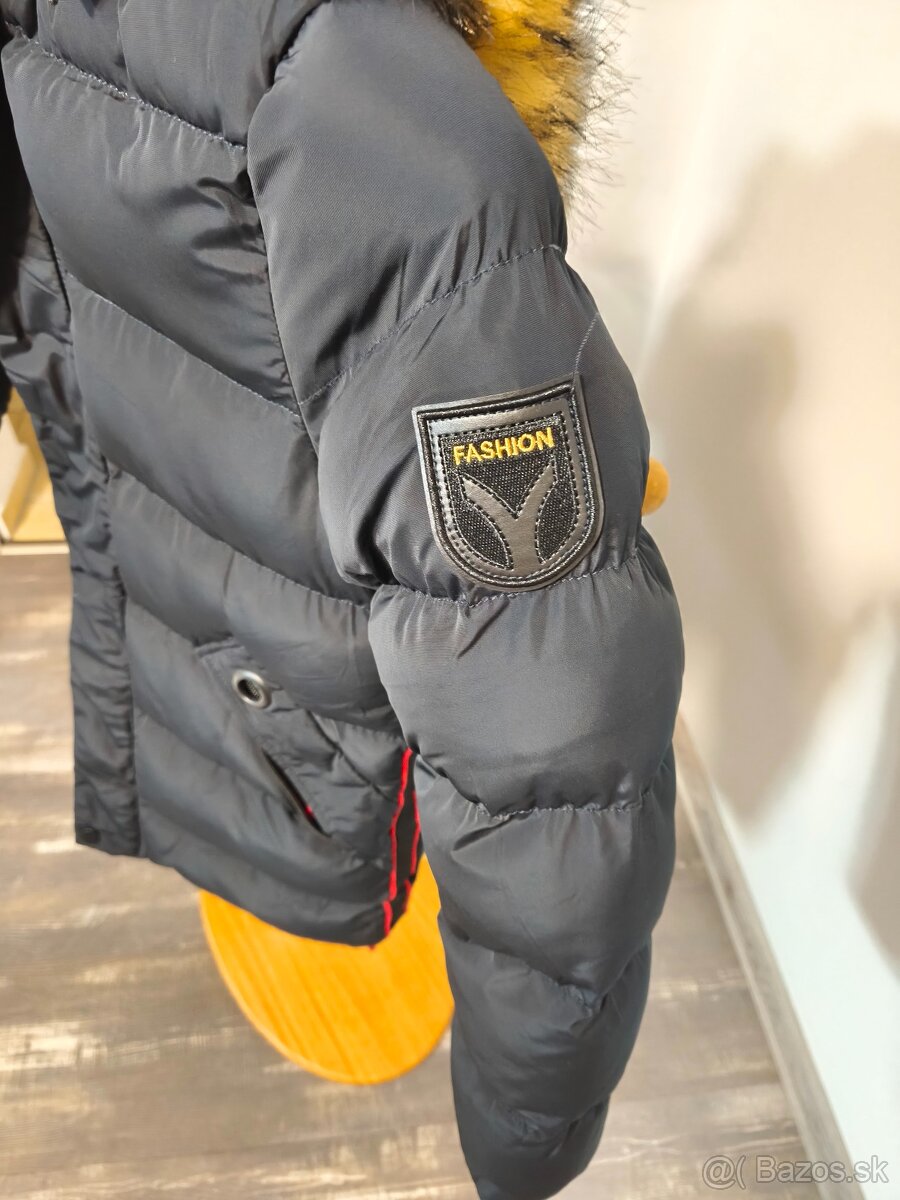 Zimná čierna chlapčenská vetrovka s červeným vnútrom - 2