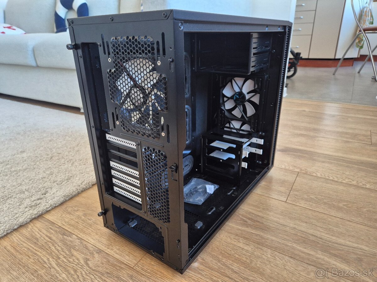 Predám PC skrinku Fractal Define R5 Titanium - 2