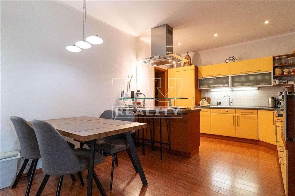 155m2 LUXUSU: byt s garážou, terasou a 2 saunami - 2