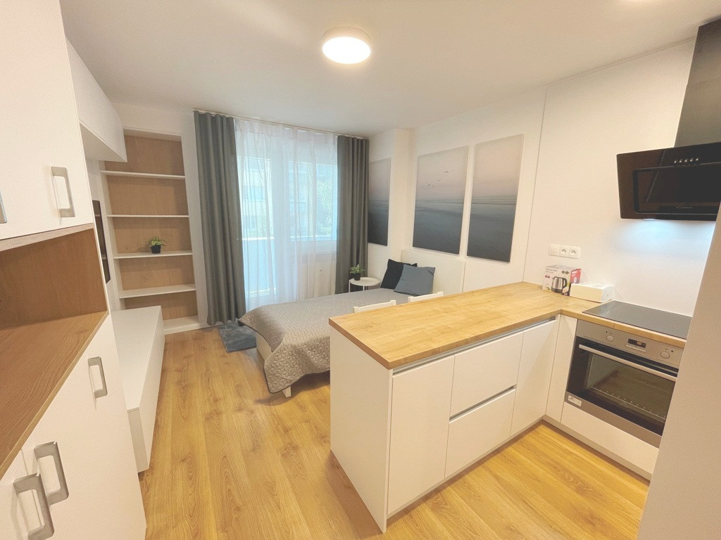 Kompletne zariadená garsónka s balkónom na Nivách vrátane en - 2