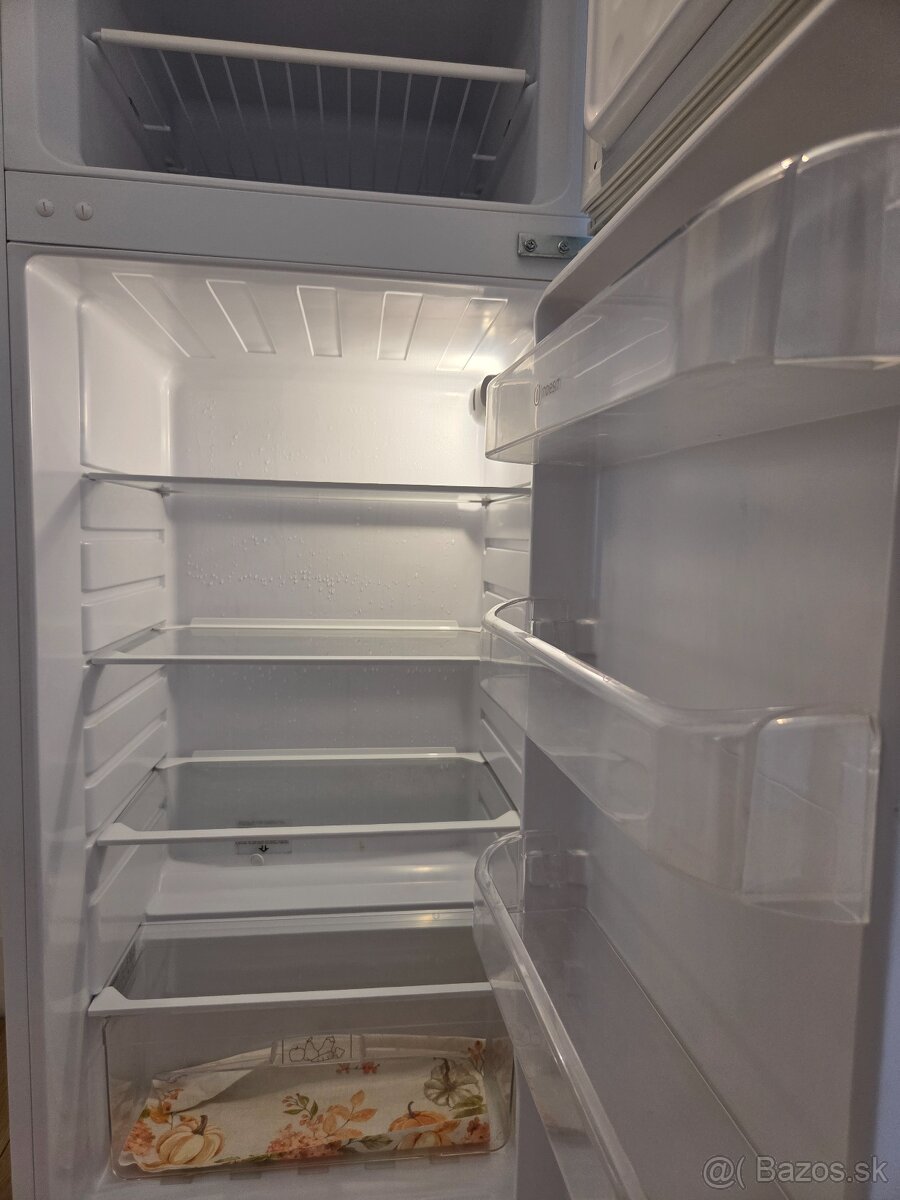 Chladnička s mrazničkou Indesit A+ - 2