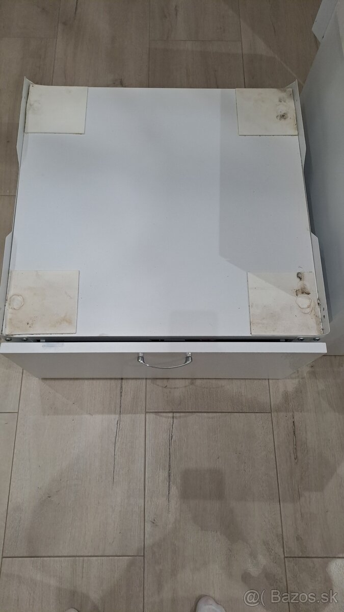 Skrinka pod pracku - 2