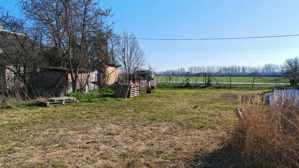 Na predaj pozemok na polosamote v obci Selice - časť Perješ - 2