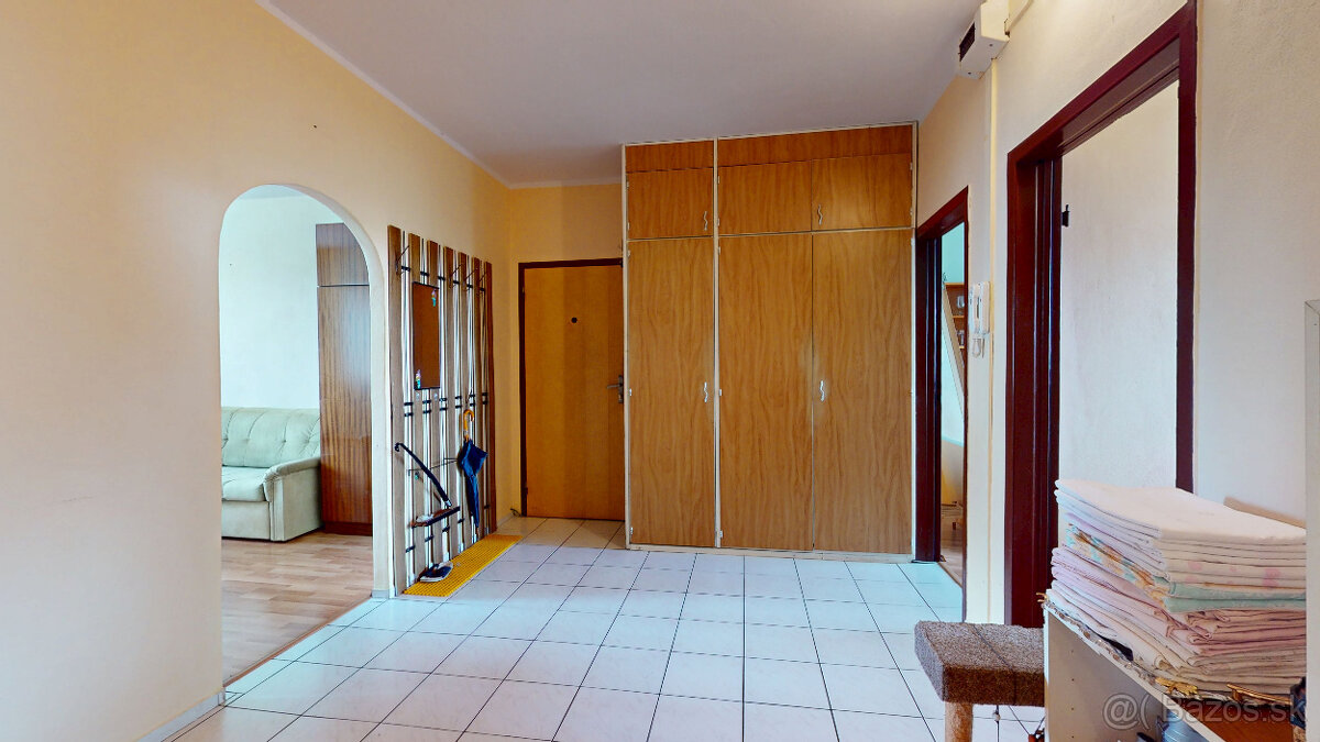 4 - IZBOVÝ PANELOVÝ BYT S LOGGIOU - 2