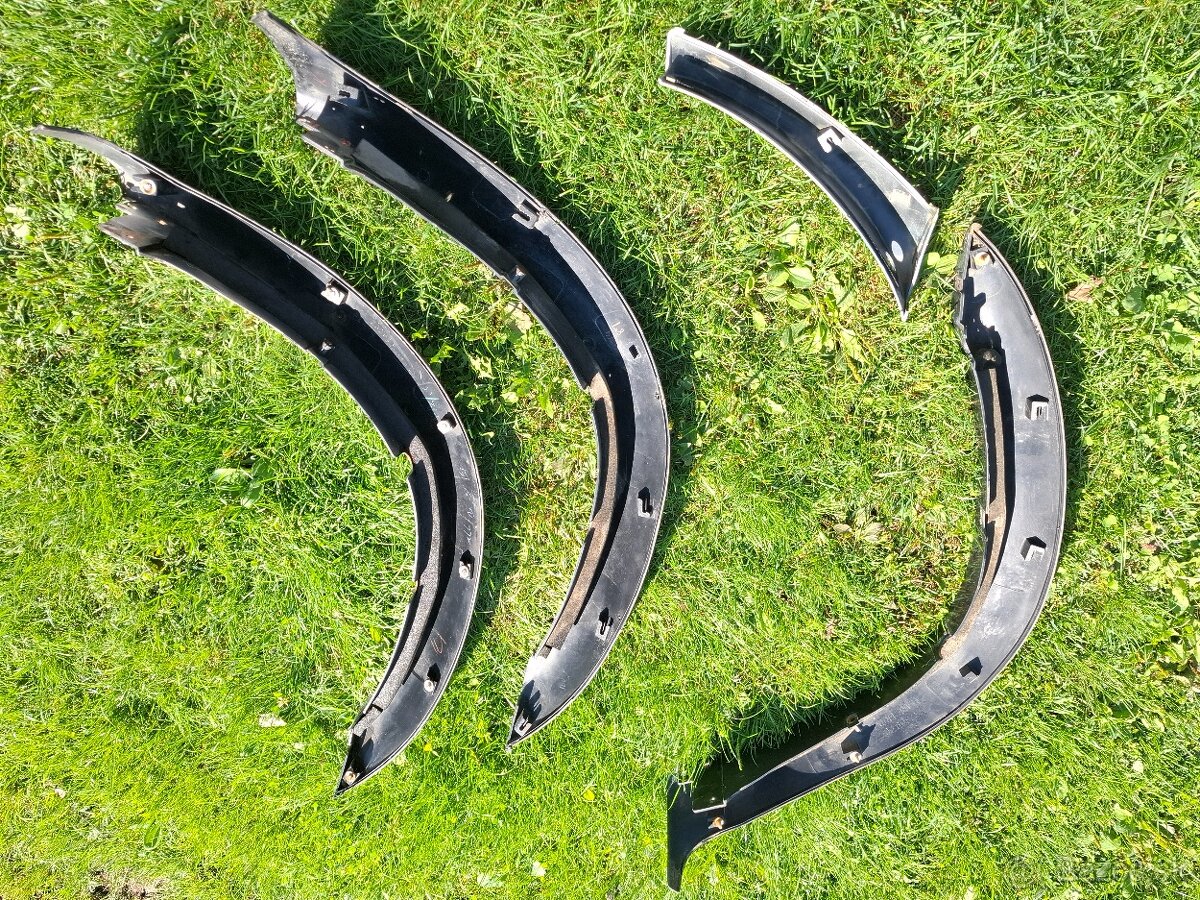 Mitsubishi Pajero Sport - lem blatníka - 2