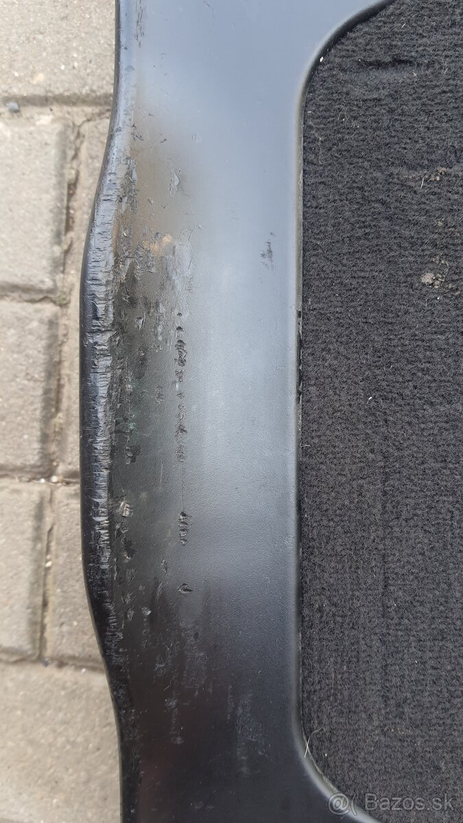 Čalúnenie a plasty z kufra E39 Touring - 2